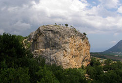 скала красный камень