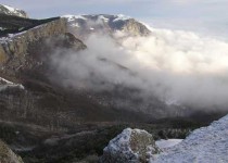 обрывы скалы козырек