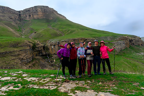 на фоне горы Маяк