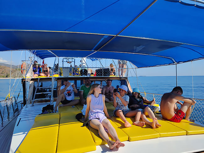 на катере на катере