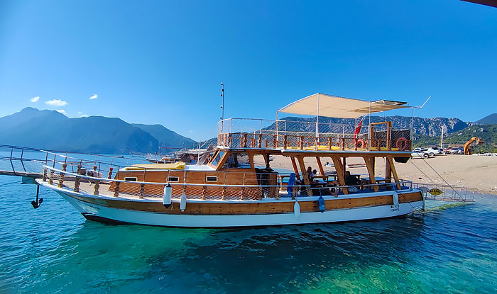 яхта в Чирали