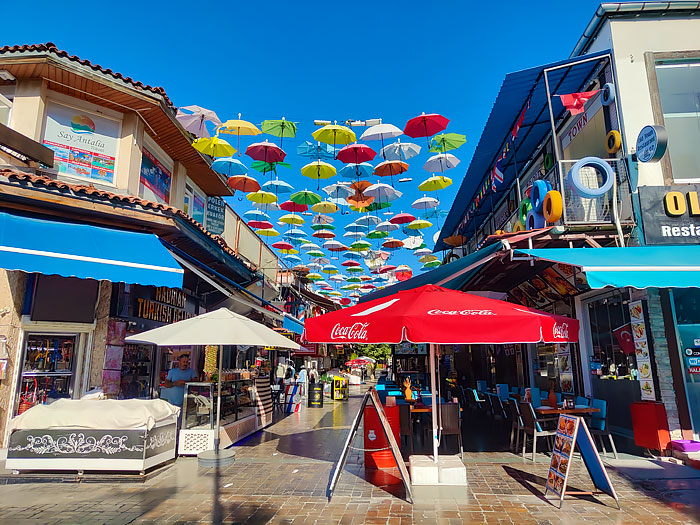 зонтичная улочка