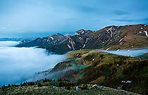 хребет Тхач в тумане в тумане хребет Тхач